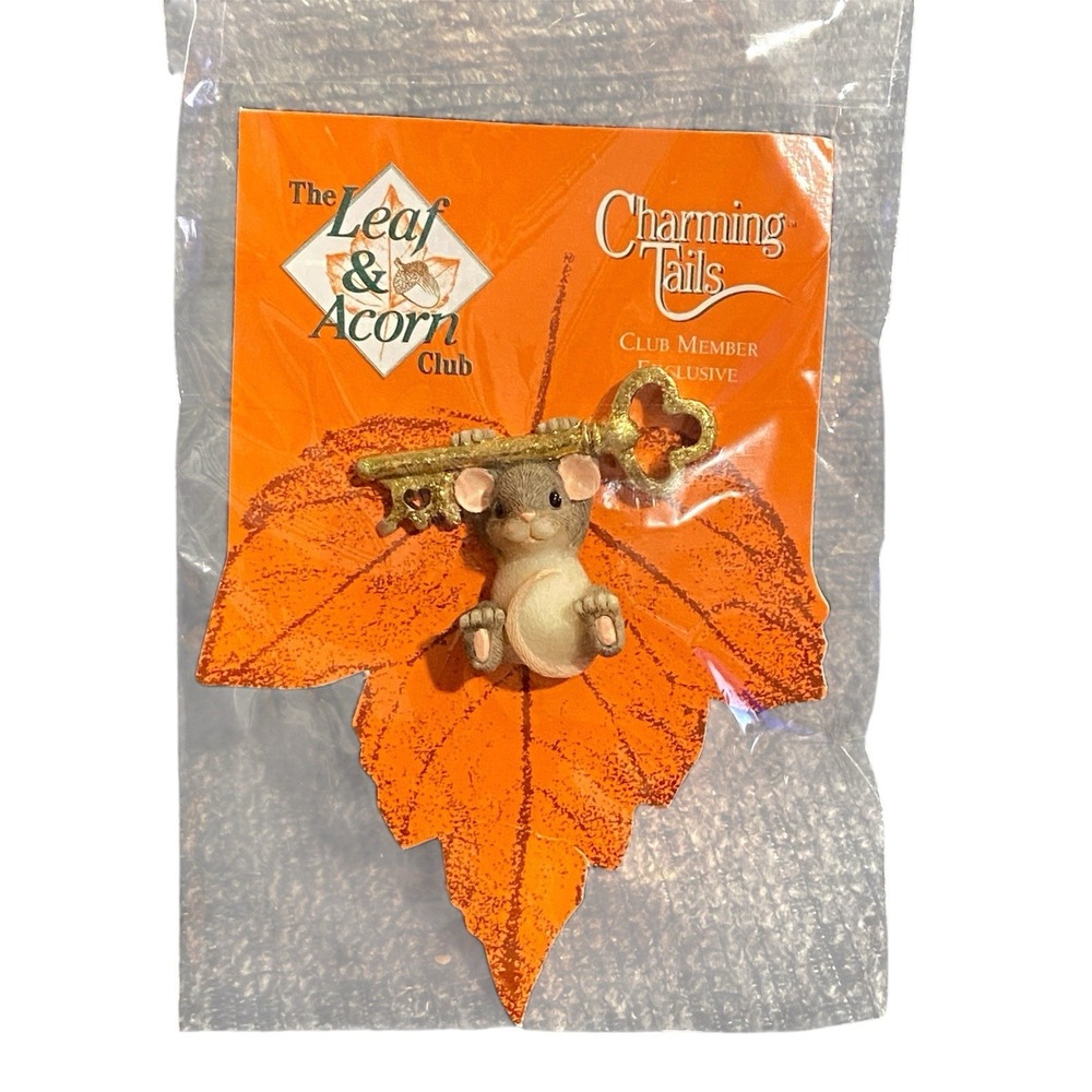 1999 Charming Tails Leaf & Acorn Club "This Is the Key" Mouse Lapel Pin NEW